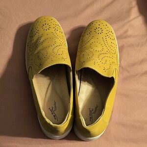 NWOT 11w Easy Street Yellow Comfort Slip-Ons